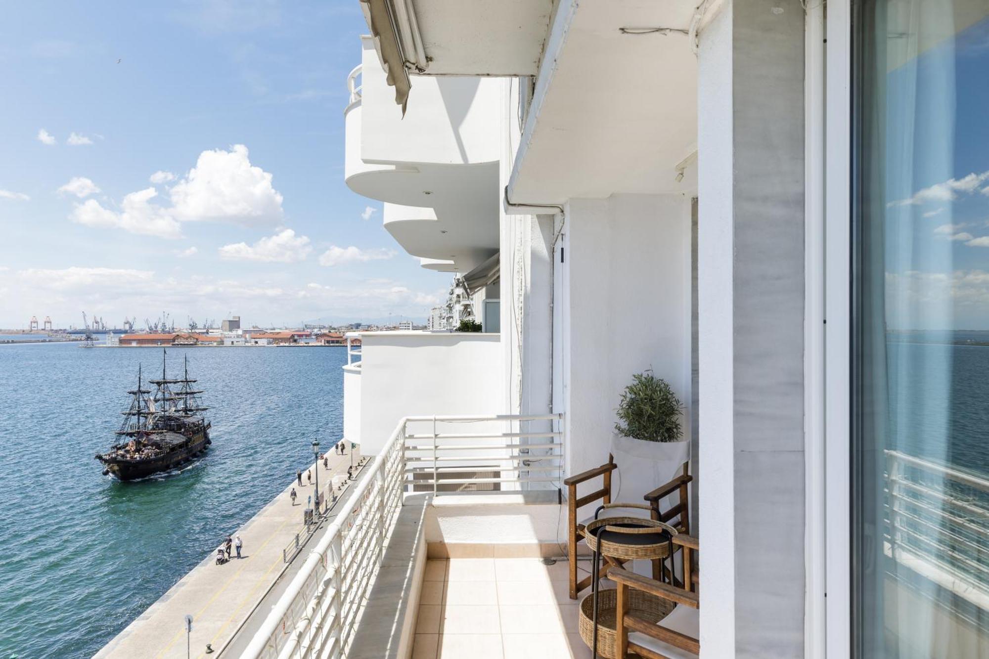 Infinity & Beyond By Halu! - Seafront Apartments Szaloniki Kültér fotó